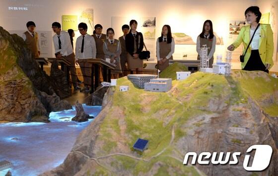 본문 이미지 - 일본 정부가 독도 영유권을 주장하는 내용을 담은 '다케시마(竹島) 관한 동영상'이라는 제목의 독도 홍보 동영상을 일본 외무성 홍보 채널 명의로 유튜브를 통해 인터넷에 유포해 파장을 일으킨 23일 오후 서울 서대문구 미근동 독도체험관을 견학온 창원 봉림고등학교 학생들이 독도 모형을 살펴보고 있다.동영상에는 