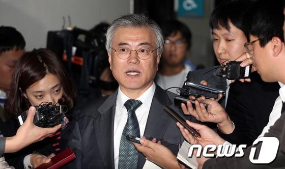 본문 이미지 - 민주당 문재인 의원이 23일 오후 서울 여의도 국회 기획재정위원회에서 열린 국정감사에 참석하며 취재진의 대선 불공정 문제 발언과 관련한 질의에 답변하고 있다. 문 의원은 성명을 내고 박근혜 대통령에 대해 