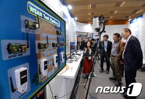 본문 이미지 - 지난해  'RFID/IoT World Congress 2013’ 전시회  장면. RFID(무선인식)는 ID정보가 담긴 태그를 제품 등에 부착, 리더기가 전파를 이용해 원거리에서 ID를 인식하는 기술이며 사물인터넷(IoT, Internet of Things)은 정보통신기술 기반으로 모든 사물을 연결하여 사람과 사물, 사물과 사물간 정보를 상호 소통하는 지능형 기술 및 서비스다.  /뉴스1 © News1   박지혜 기자