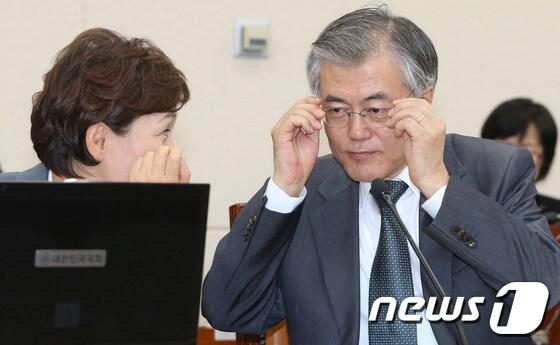 본문 이미지 - 문재인 민주당 의원이 23일 오후 서울 여의도 국회 기획재정위원회에서 열린 국정감사에 참석해 김현미 의원과 대화를 나누고 있다. 문 의원은 이날 오후 성명을 내고 박근혜 대통령에 대해 