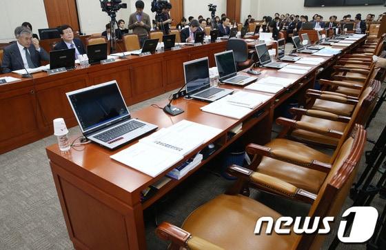 본문 이미지 - 23일 오후 서울 여의도 국회에서 열린 기획재정위원회 국정감사에 새누리당 의원들이 불참한 가운데 야당의원들 만 출석해 있다. 이날 회의는 여야간 증인채택 문제를 놓고 이견을 좁히지 못한 가운데 새누리당이 &#39;의사진행 발언을 위한 회의라면 참석치 않겠다&#39;며 불참해 파행을 겪었다. 2013.10.23/뉴스1 © News1   송원영 기자