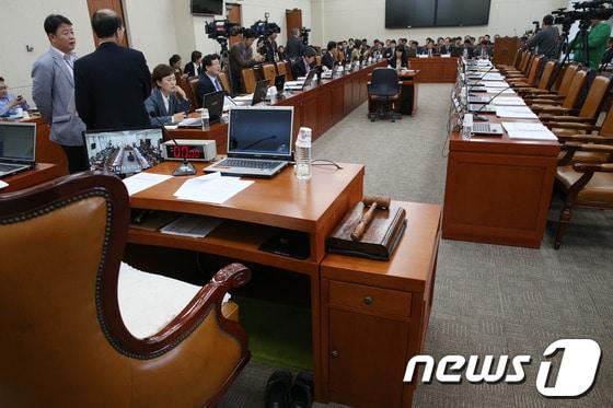 본문 이미지 - 지난 23일 국회 기획재위원회 국정감사 파행 현장.  2013.10.23/뉴스1 © News1   송원영 기자