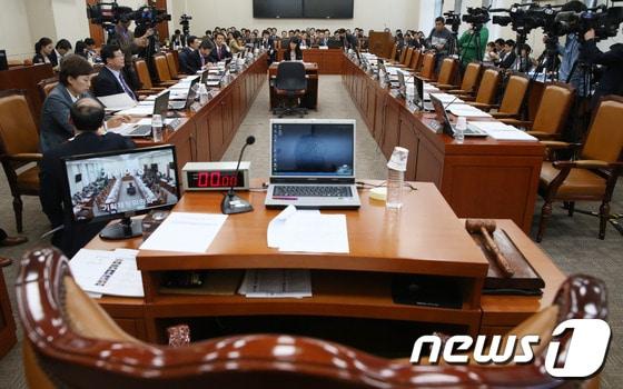본문 이미지 - 23일 오후 서울 여의도 국회에서 열린 기획재정위원회 국정감사에 새누리당 의원들이 불참한 가운데 야당의원들 만 출석해 있다. 이날 회의는 여야간 증인채택 문제를 놓고 이견을 좁히지 못한 가운데 새누리당이 &#39;의사진행 발언을 위한 회의라면 참석치 않겠다&#39;며 불참해 파행을 겪었다. 2013.10.23/뉴스1 © News1   송원영 기자
