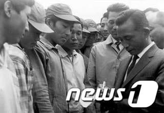 본문 이미지 - 박정희 전 대통령이 1967년 5월 순천을 방문했다.사진-순천시© News1 서순규