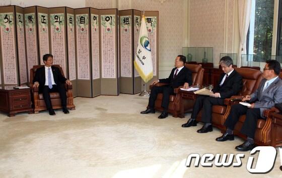 본문 이미지 - 류길재 통일부 장관이 23일 오후 서울 삼청동 남북회담본부에서 금강산기업인협의회 소속 기업인들과 면담을 갖고 있다. &#40;통일부 제공&#41; 2013.10.23/뉴스1 © News1 &#40;서울=뉴스1&#41;
