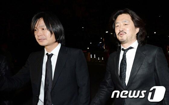 본문 이미지 - 시사인 주진우 기자(왼쪽)와 딴지일보 총수 김어준씨가 24일 새벽 서울 중앙지법에서 열린 국민참여재판에서 무죄를 선고 받았다. © News1 박철중 기자