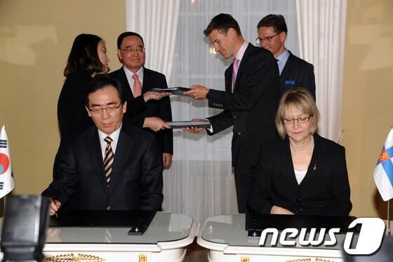 본문 이미지 - 정홍원 국무총리와 이위르키 카타이넨 핀란드 총리가 23일(현지시간) 핀란드 헬싱키 정부국제회의장에서 열린 '한-핀란드 원자력 협력협정' 정식 서명식을 지켜보고 있다. (국무총리실 제공) 2013.10.24/뉴스1 © News1   