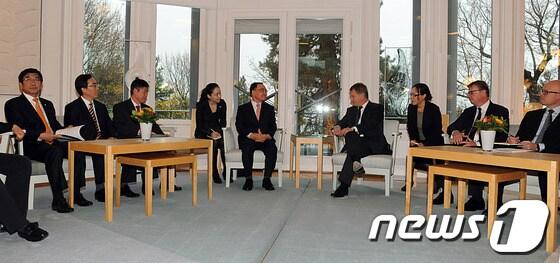 본문 이미지 - 정홍원 국무총리가 23일(현지시간) 핀란드 헬싱키 대통령궁에서 사울리 니니스토 대통령을 만나 환담을 나누고 있다. (국무총리실 제공) 2013.10.24/뉴스1 © News1 