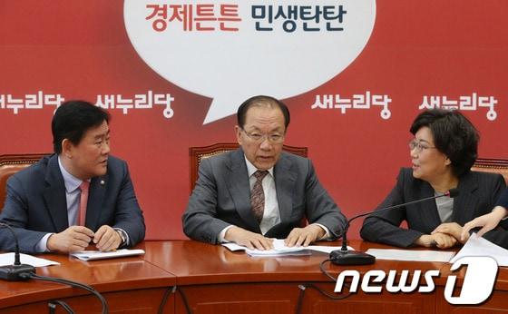 본문 이미지 - 황우여 새누리당 대표와 최경환 원내대표가 24일 서울 여의도 국회에서 열린 최고위원회의에서 대화를 하고 있다. 황 대표는 이날 회의에서 민주당 대선후보였던 문재인 의원이 &#39;대선불공정 성명&#39;을 낸 것과 관련, 