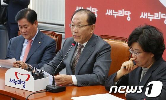 본문 이미지 - 황우여 새누리당 대표가 24일 서울 여의도 국회에서 열린 최고위원회의에서 모두 발언을 하고 있다. 황 대표는 이날 회의에서 민주당 대선후보였던 문재인 의원이 '대선불공정 성명'을 낸 것과 관련, 