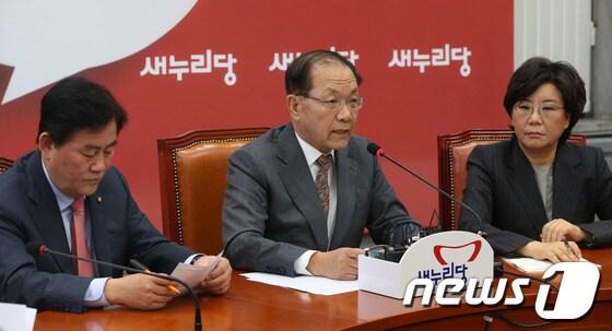 본문 이미지 - 황우여 새누리당 대표가 24일 서울 여의도 국회에서 열린 최고위원회의에서 모두발언을 하고 있다. 황 대표는 이날 회의에서 민주당 대선후보였던 문재인 의원이 &#39;대선불공정 성명&#39;을 낸 것과 관련, 