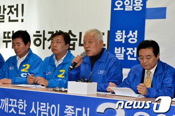 본문 이미지 - 민주당 김한길 대표가 24일 오전 화성시 봉담읍 오일용 후보 선거사무실에서 열린 고위정책회의에 참석해 모두발언을 하고 있다.2013.10.24/뉴스1 © News1   최영호 기자