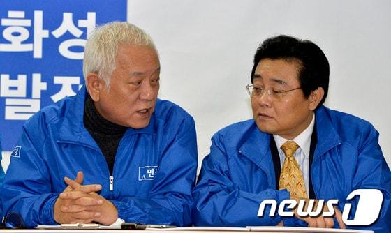 본문 이미지 - 민주당 김한길 대표와 전병헌 원내대표가 24일 오전 화성시 봉담읍 오일용 후보 선거사무실에서 열린 고위정책회의에 참석해 이야기을 나누고 있다.2013.10.24/뉴스1 © News1   최영호 기자