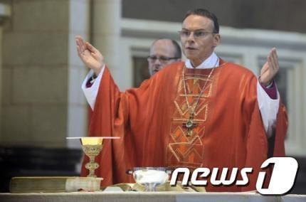 본문 이미지 - 교황청은 '호화 주교관' 논란을 빚은 독일 림부르크 교구의 프란츠 페터 테바르츠 판 엘스트 주교에게 정직 처분을 내렸다. © 뉴스1=로이터 