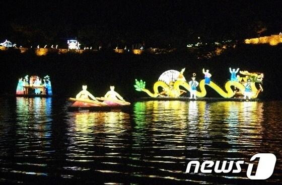 본문 이미지 - 진주시 남강유둥축제 모습/사진제공=순천시  © News1 