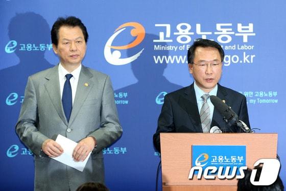 본문 이미지 - 방하남 고용노동부 장관&#40;오른쪽&#41;과 서남수 교육부 장관이 24일 오후 정부과천청사 노동부 청사에서 전국교직원노동조합&#40;전교조&#41; 노조설립 승인 취소 통보에 대한 브리핑을 갖고 있다. © News1 한재호 기자