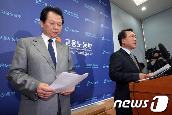 본문 이미지 - 방하남 고용노동부 장관&#40;오른쪽&#41;과 서남수 교육부 장관이 24일 오후 정부과천청사 노동부 청사에서 전국교직원노동조합&#40;전교조&#41; 노조설립 승인 취소 통보에 대한 브리핑을 갖고 있다. 뉴스1 © News1 한재호 기자