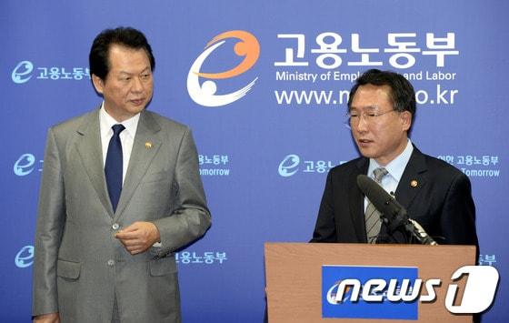 본문 이미지 - 방하남 고용노동부 장관&#40;오른쪽&#41;과 서남수 교육부 장관이 24일 오후 정부과천청사 노동부 청사에서 전국교직원노동조합&#40;전교조&#41; 노조설립 승인 취소 통보에 대한 브리핑을 갖고 있다. 정부는 전교조가 &#39;해직자의 조합원 자격 인정&#39; 내용을 담은 규약을 개정하라는 고용노동부의 명령을 이행하지 않음에 따라 &#39;교원의 노동조합 설립 및 운영 등에 관한 법률&#39;&#40;교원노조법&#41;을 적용해 노조가 아님을 통보했다고 이날 밝혔다. 2013.10.24/뉴스1 © News1 안은나 기자