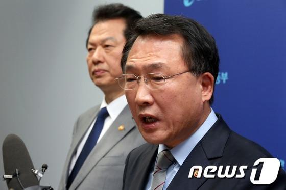 본문 이미지 - 방하남 고용노동부 장관&#40;앞&#41;과 서남수 교육부 장관이 24일 오후 정부과천청사 노동부 청사에서 전국교직원노동조합&#40;전교조&#41; 노조설립 승인 취소 통보에 대한 브리핑을 하고 있다. 2013.10.24/뉴스1 © News1 한재호 기자