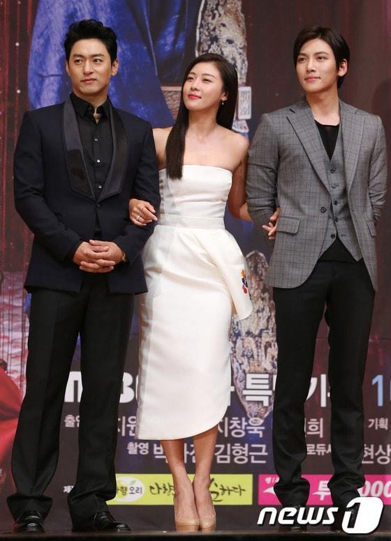 본문 이미지 - 배우 주진모, 하지원, 지창욱(왼쪽부터)이 24일 오후 용산구 한남동 그랜드하얏트서울에서 열린 MBC 월화드라마 '기황후' 제작발표회에서 포토타임을 갖고 있다. 2013.10.24 뉴스1  © News1   (서울=뉴스1)