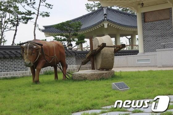 본문 이미지 - 경기 이천농업테마공원이 지난 7월 문을 연지 3개월이 지난 현재 성공적인 가족나들이 체험공원으로 자라잡고 있다고 이천시가 24일 밝혔다. 사진은 체험공원내 연자방아 모형. © News1  
