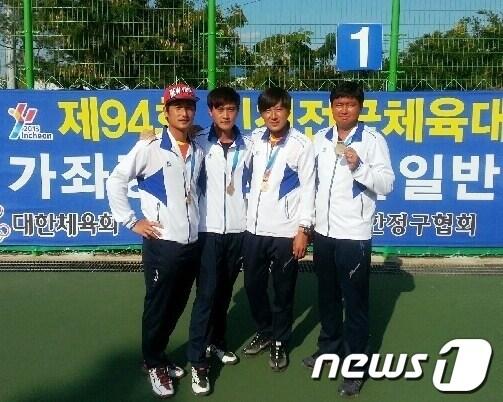 본문 이미지 - 경기 이천시청 정구팀이 제94회 전국체육대회 정구 경기'에서 남자일반부 개인복식전 동메달을 획득했다. 이천팀은 수언시청팀과 팀을 꾸려 출전해 이같은 성적을 거뒀으며 단체전에서도 동메달을 획득했다. © News1  