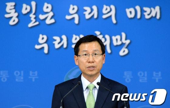 본문 이미지 - 김의도 통일부 대변인이 전날인 24일 오후 정부서울청사 합동브리핑룸에서 이날 북한 조선적십자 중앙위원장 명의로 전달받은 전통문에 대해 설명하고 있다.통일부는 