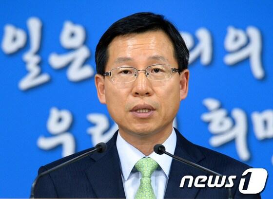 본문 이미지 - 김의도 통일부 대변인이 24일 오후 정부서울청사 합동브리핑룸에서 이날 북한 조선적십자 중앙위원장 명의로 전달받은 전통문에 대해 설명하고 있다.통일부는 