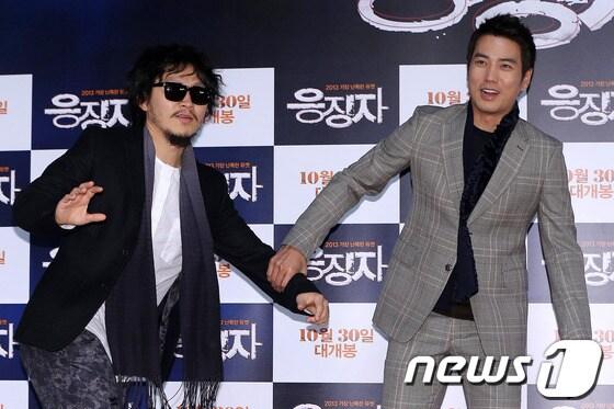 본문 이미지 - 배우 양동근, 주상욱이 24일 오후 서울 광진구 자양동 롯데시네마 건대입구점에서 열린 영화 &#39;응징자&#39; 언론시사 및 기자간담회에 참석해 포즈를 취하고 있다.&#39;응징자&#40;신동엽 감독&#41;&#39;는 20년 만에 재회한 두 친구의 질긴 악연으로 가해자와 피해자가 뒤바뀌는 치열한 복수를 그린 작품으로 오는 30일 개봉 예정이다. 2013.10.24 /뉴스1 © News1   