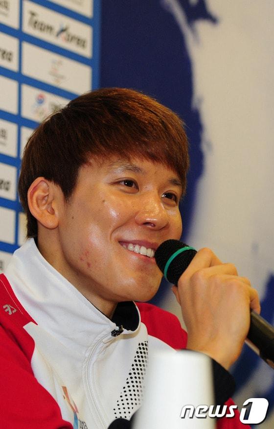 본문 이미지 - ‘마린보이’ 박태환&#40;인천시청&#41; 선수가 제94회 전국체육대회 MVP에 선정된 후 기자회견을 하고 있다.박태환은 이 대회 자유형 400m, 계영 400m, 자유형 200m, 계영 800m에서 금메달을 획득해 4관왕을 차지했다. 혼계영 400m에서 동메달을 획득했다.2013.10.24/뉴스1 © News1   신창원 기자