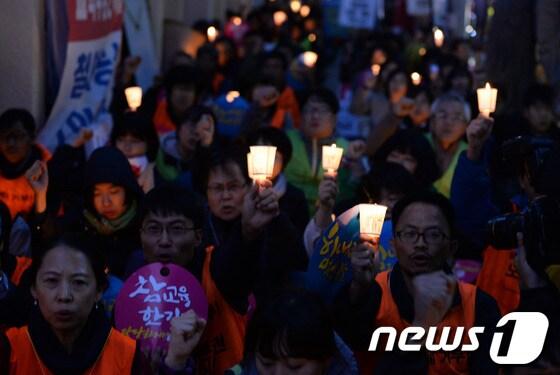 본문 이미지 - 전국교직원노동조합(전교조)이 24일 저녁 정부서울청사 후문에서 '전교조 탄압 박근혜 정권 규탄 대회'를 열고 있다. 2013.10.24/뉴스1 © News1 정회성 기자
