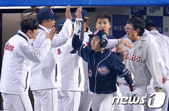 본문 이미지 - &#39;2013 한국야쿠르트 세븐 프로야구&#39; 한국시리즈 1차전 삼성라이온즈와 두산베어스의 경기가 24일 대구야구장에서 열렸다.두산 6회초 공격 무사 상황 두산 손시헌이 좌월 솔로 홈런을 날리고 동료선수들과 하이파이브를 하고 있다. 2013.10.24/뉴스1 © News1 이동원 기자