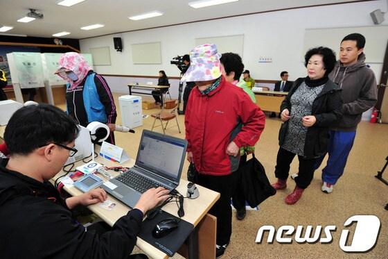 본문 이미지 - 10.30포항남ㆍ울릉 재선거 사전투표가 시작된 25일 남구 송도동 주민센터 2층에 마련된 투표소에 일찍 투표를 하려는 유권자들의 발길이 이어지고 있다.사전투표는 25~26일 이틀간 오전 6시부터 오후 4시까지 할 수 있다.2013.10.25/뉴스1 © News1   최창호 기자