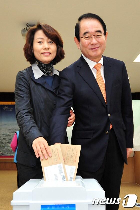 본문 이미지 - 10.30포항남ㆍ울릉 재선거 사전투표가 시작된 25일 새누리당 박명재 후보 부부가 포항시 남구 송도동 주민센터 2층에 마련된 투표소에서 투표를 하고 있다.사전투표는 25~26일 이틀간 오전 6시부터 오후 4시까지 할 수 있다.2013.10.25/뉴스1 © News1   최창호 기자