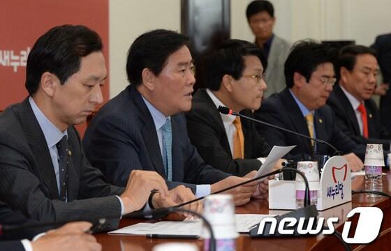 본문 이미지 - 최경환 새누리당 원내대표가 25일 오전 서울 여의도 국회에서 열린 국정감사상황점검회의에서 모두발언을 하고 있다.최 원내대표는 