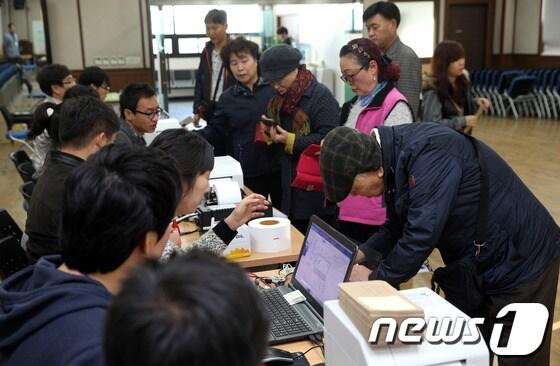 본문 이미지 - 10.30 재보궐 선거 사전투표가 실시된 25일 오전 경기도 화성시 봉담읍사무소에서 유권자들이 투표를 하고 있다. 2013.10.25/뉴스1 © News1 허경 기자