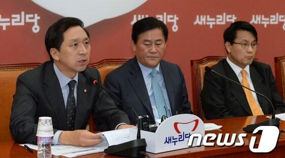 본문 이미지 - 김기현 새누리당 정책위의장이 25일 오전 서울 여의도 국회에서 열린 국정감사상황점검회의에서 모두발언을 하고 있다.이날 최경환 원내대표는 