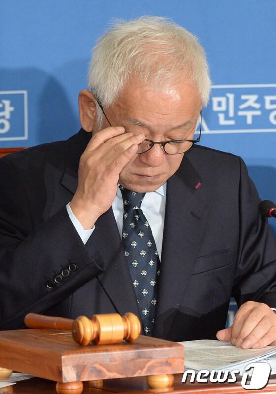 본문 이미지 - 김한길 민주당 대표가 25일 오전 서울 여의도 국회에서 열린 최고위원회의에서 안경을 고쳐쓰고 있다.김 대표는 국가정보원, 국군 사이버사령부 등의 대선개입 의혹에 대한 여권의 &#39;대선 불복&#39; 공세와 관련, 