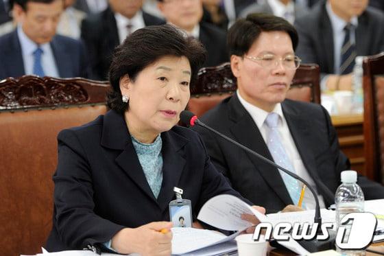 본문 이미지 - 25일 오전 부산시교육청에서 열린 국회 교육문화체육관광위원회의 부산, 울산, 경남 시도 교육청에 대한 국정감사에서 임혜경 부산교육감이 답변하고 있다. 2013.10.25/뉴스1 © News1 전혜원 기자