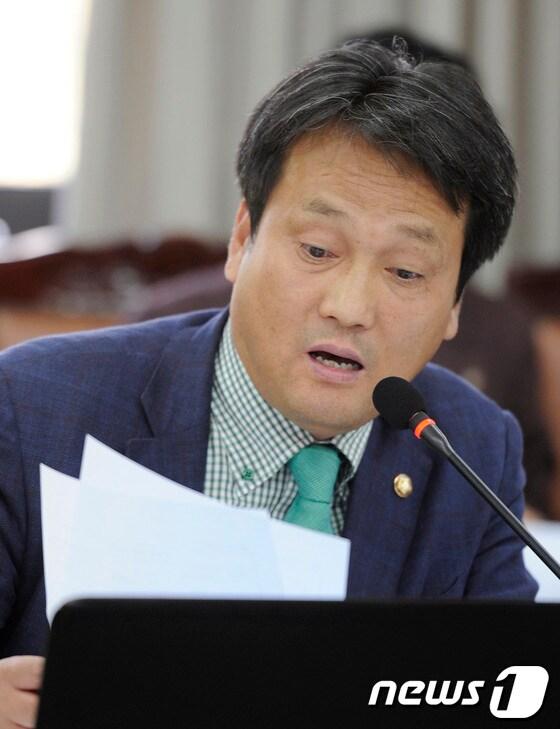 본문 이미지 - 25일 오전 부산시교육청에서 열린 국회 교육문화체육관광위원회의 부산, 울산, 경남 시도 교육청에 대한 국정감사에서 안민석 의원이 교사로부터 성추행 당한 시각장애인 학생의 진술서를 읽고 있다. 2013.10.25/뉴스1 © News1 전혜원 기자