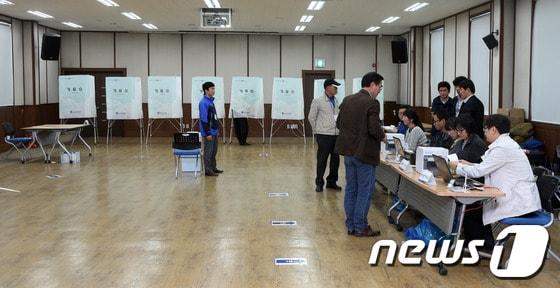 본문 이미지 - 10.30 재보궐 선거 사전투표가 실시된 25일 오전 경기도 화성시 봉담읍사무소에 마련된 투표소가 한산한 모습을 보이고 있다. 2013.10.25/뉴스1 © News1   허경 기자
