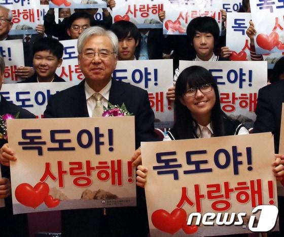 본문 이미지 - 문용린 서울특별시 교육감이 25일 오전 독도의 날을 맞아 서울 영등포구 여의도 중학교에서 열린 '2013년 독도의 날 기념식'에 참석해 '독도야 사랑해' 티켓 퍼포먼스를 하고 있다. (서울시교육청 제공) 2013.10.25/뉴스1 © News1   (서울=뉴스1)