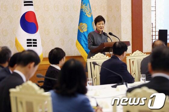 본문 이미지 - 지난해 10월 열린 '문화융성위원회 2차 회의'에 박근혜 대통령이 참석해 인사말을 하고 있다. /뉴스1 © News1 박철중 기자