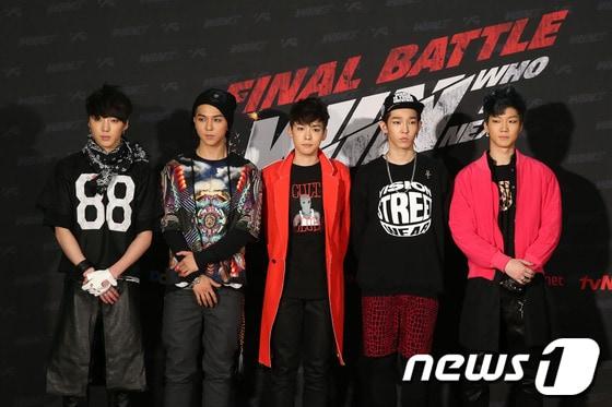 본문 이미지 - 25일 오후 서울 송파구 방이동 SK올림픽핸드볼경기장에서 열린 YG 신인그룹 데뷔 서바이벌 프로그램 'WHO IS NEXT : WIN' 파이널 배틀 기자간담회에서 A팀이 포토타임을 갖고 있다.  2013.10.25 /뉴스1 © News1   