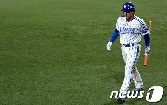 본문 이미지 - 25일 오후 대구야구장에서 &#39;2013 한국야쿠르트 세븐 프로야구&#39; 삼성라이온즈와 두산베어스의 한국시리즈 2차전 경기가 열렸다.삼성 연장 12회말 공격 1사 주자없는 상황에서 삼진아웃 당한 이승엽이 씁쓸하게 덕아웃으로 돌아오고 있다. 2013.10.25/뉴스1 © News1   박정호 기자