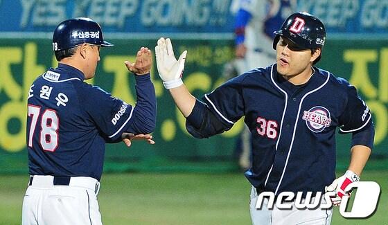 본문 이미지 - 25일 오후 대구 북구 대구야구장에서 열린 ‘2013 한국야쿠르트 세븐 프로야구’ 한국시리즈 2차전 삼성라이온즈와 두산베어스 경기 연장 13회초 두산공격 1사 상황에서 오재일이 솔로홈런을 치고 3루 코치와 하이파이브를 하고 있다. 2013.10.25/뉴스1 © News1 김영진 기자
