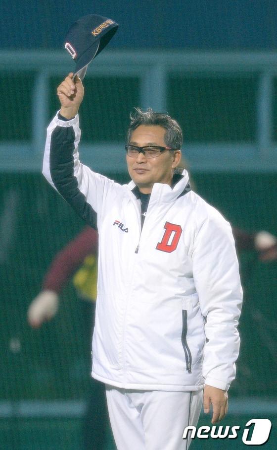 본문 이미지 - '2013 한국야쿠르트 세븐 프로야구' 한국시리즈 2차전 삼성라이온즈와 두산베어스의 경기가 25일 대구야구장에서 열렸다.두산이 연장 13회, 5시간 32분의 혈투 끝에 5대1로 승리한 후 두산 김진욱 감독이 관중들에게 인사하고 있다. 2013.10.25/뉴스1 © News1 이동원 기자