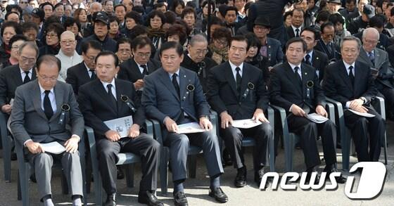 본문 이미지 - 26일 오전 서울 동작구 국립현충원에서 열린 故 박정희 전 대통령 34주기 추도식에서 황우여 새누리당 대표를 비롯한 참석자들이 추도사를 경청하고 있다. 왼쪽부터 황 대표, 이인제 의원, 최경환 원내대표, 한광욱 국민대통합위원장, 유정복 안전행정부 장관, 박준우 청와대 정무수석. 2013.10.26/뉴스1 © News1   양동욱 기자