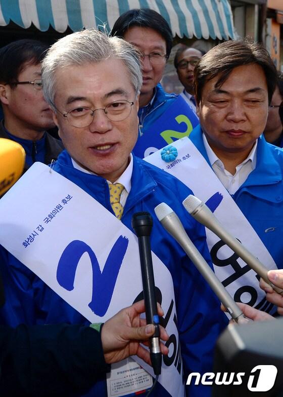 본문 이미지 - 문재인 의원이 26일 경기도 화성시 남양동 남양시장에서 10.30 보궐선거 화성갑 민주당 오일용 후보 지원 유세에 나선 가운데 취재진과 인터뷰를 하고 있다. 2013.10.26/뉴스1 © News1   박정호 기자