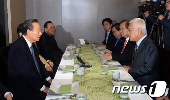 본문 이미지 - 김한길 민주당 대표가 26일 오후 서울 여의도의 한 식당에서 열린 상임고문단과의 만찬에서 권노갑 상임고문&#40;왼쪽&#41;과 대화 나누고 있다. 2013.10.26/뉴스1 © News1 양동욱 기자
